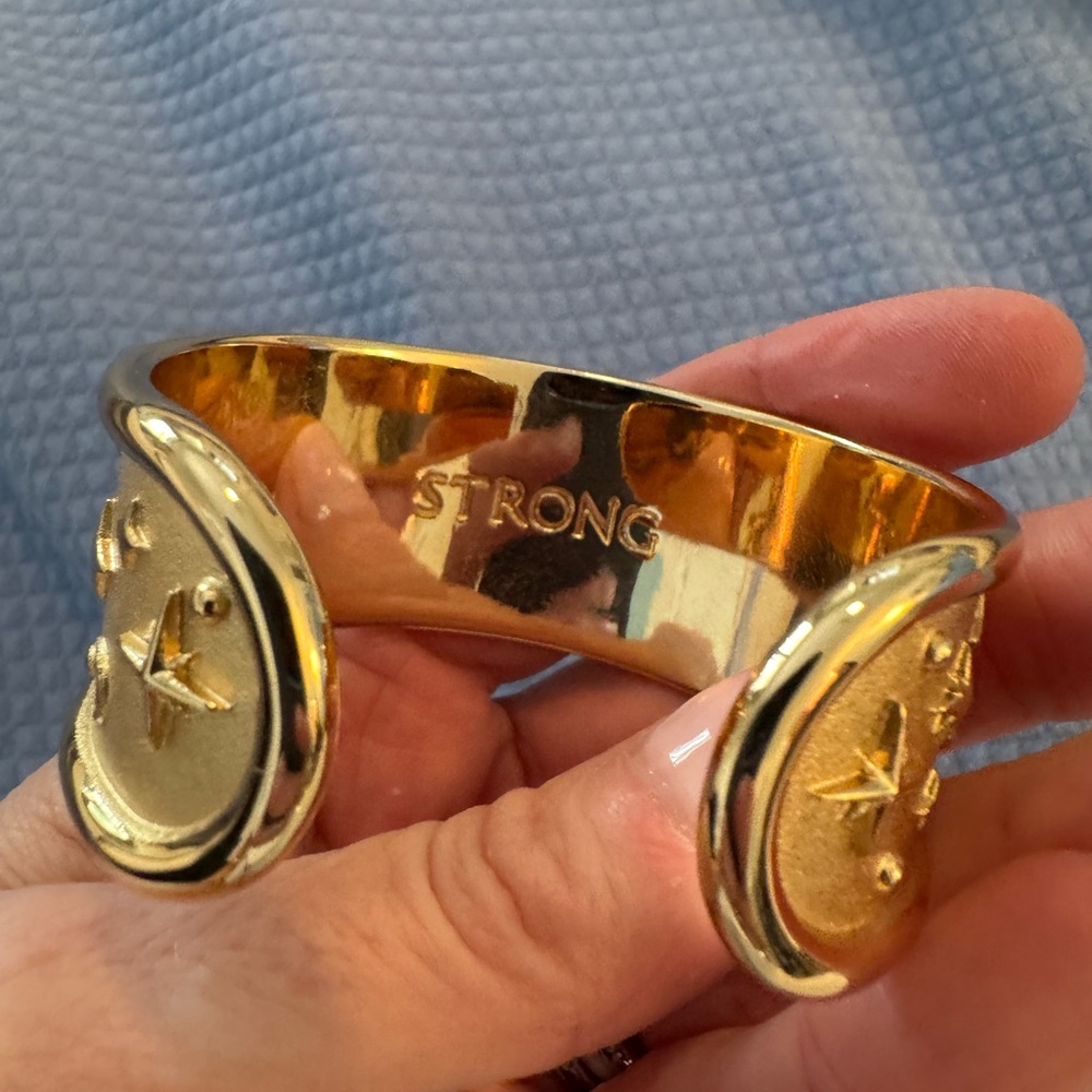 Jane Win Gold Strong Rising Sun Cuff Bracelet - Picture 7 of 8